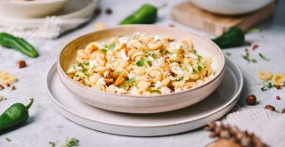 Chilli testenine z bučo in lešniki združujejo sladkobo, hrustljavost in rahlo pikantnost. Chilli testenine z bučo in lešniki združujejo sladkobo, hrustljavost in rahlo pikantnost.