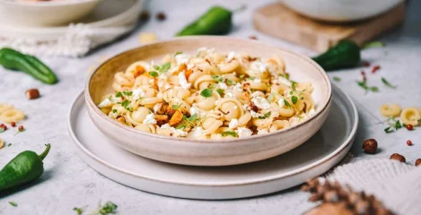 Chilli testenine z bučo in lešniki združujejo sladkobo, hrustljavost in rahlo pikantnost.