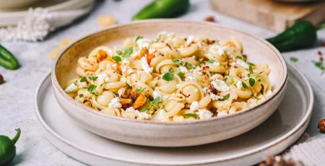 Čili testenine z bučo in lešniki