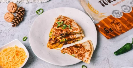 Quesadilla s karamelizirano čebulo