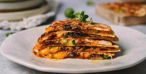 Quesadilla s karamelizirano čebulo