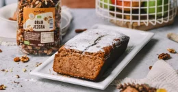 Jabolčni kolač s cimetom prinaša odličen sladek grižljaj.