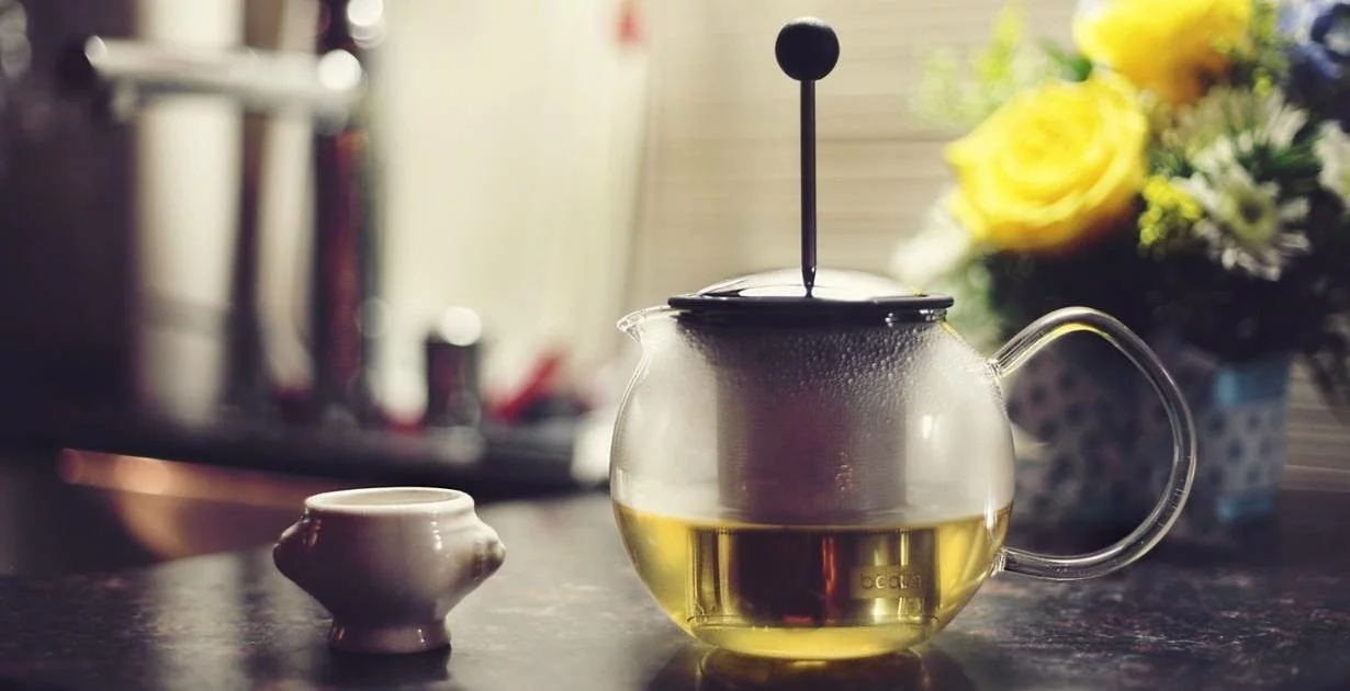 Rumeni čaj za anti-age nego, hujšanje in sprostitev – kako ga pripraviti in na kaj paziti