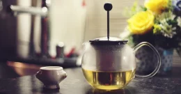 Rumeni čaj za anti-age nego, hujšanje in sprostitev – kako ga pripraviti in na kaj paziti