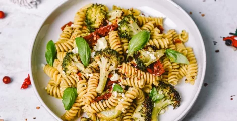 Testenine s pečenim brokolijem in konopljinim pestom