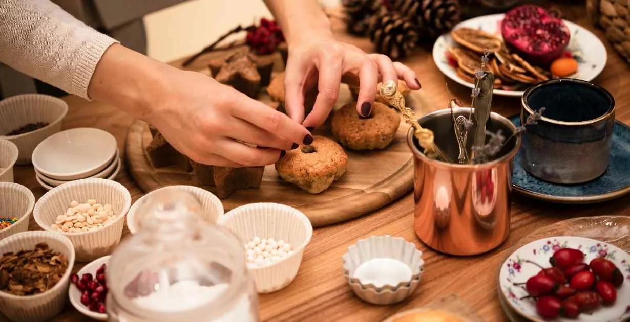 Najbolj okusne praznične sladice v zdravi različici? Seveda, mogoče je – z našimi recepti in naravnimi sladili!