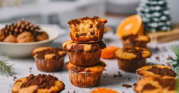 Crumble mafini s čokolado in pomarančo za predah s stilom.