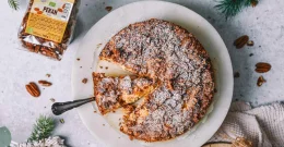 Jabolčni kolač s kislo smetano – presenetljiva plast, ki združi vse za mizo!