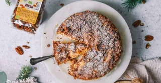 Jabolčni kolač s kislo smetano – presenetljiva plast, ki združi vse za mizo!