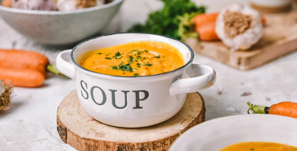 Juha iz pečenega korenja in česna s kurkumo