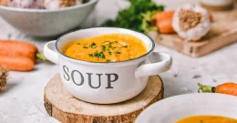 Juha iz pečenega korenja in česna s kurkumo