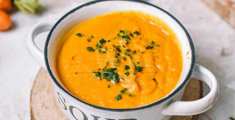 Juha iz pečenega korenčka in česna s kurkumo