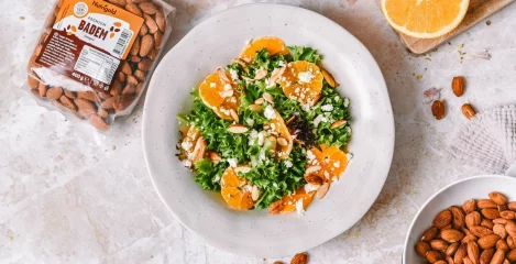 Solata z mandlji in klementinami