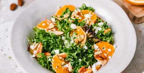 Solata z mandlji in klementinami