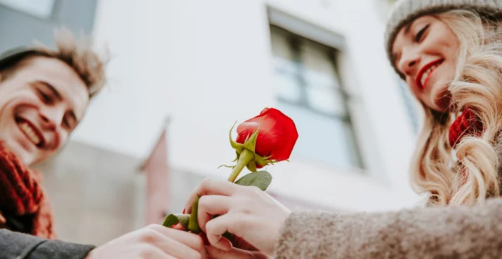 Navdih za popolno valentinovo v dvoje - od drsanja do popolnega večera doma