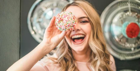 Po krofih in čokoladi sledi reset – 10 pametnih grižljajev za vitko linijo!