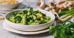 Green Goddess pasta je neverjetno okusna, morda vam bo pristajal le še kozarec vina