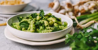 Green Goddess pasta je neverjetno okusna, morda vam bo pristajal le še kozarec vina
