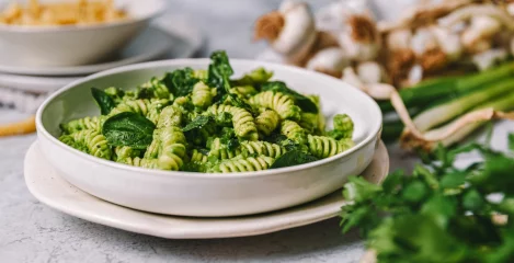 Green Goddess pasta je neverjetno okusna, morda vam bo pristajal le še kozarec vina