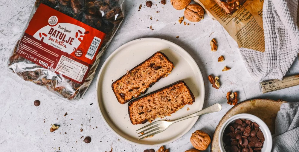 Kolač iz datljev z orehi je naravnost neustavljiv in prija vsem generacijam!