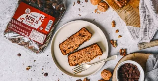 Kolač iz datljev z orehi je naravnost neustavljiv in prija vsem generacijam!