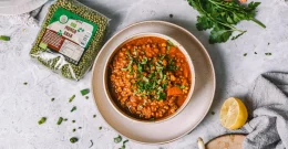 Enolončnica s fižolom mungo, polna šarma, vas bo zapeljala brez kančka sramu!