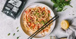 Noodles z jabolkom in česnom bodo drzno postali vaša nova tolažilna klasika!