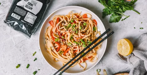 Noodles z jabolkom in česnom bodo drzno postali vaša nova tolažilna klasika!