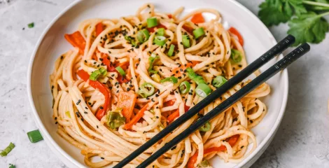 Noodles z jabolkom in česnom
