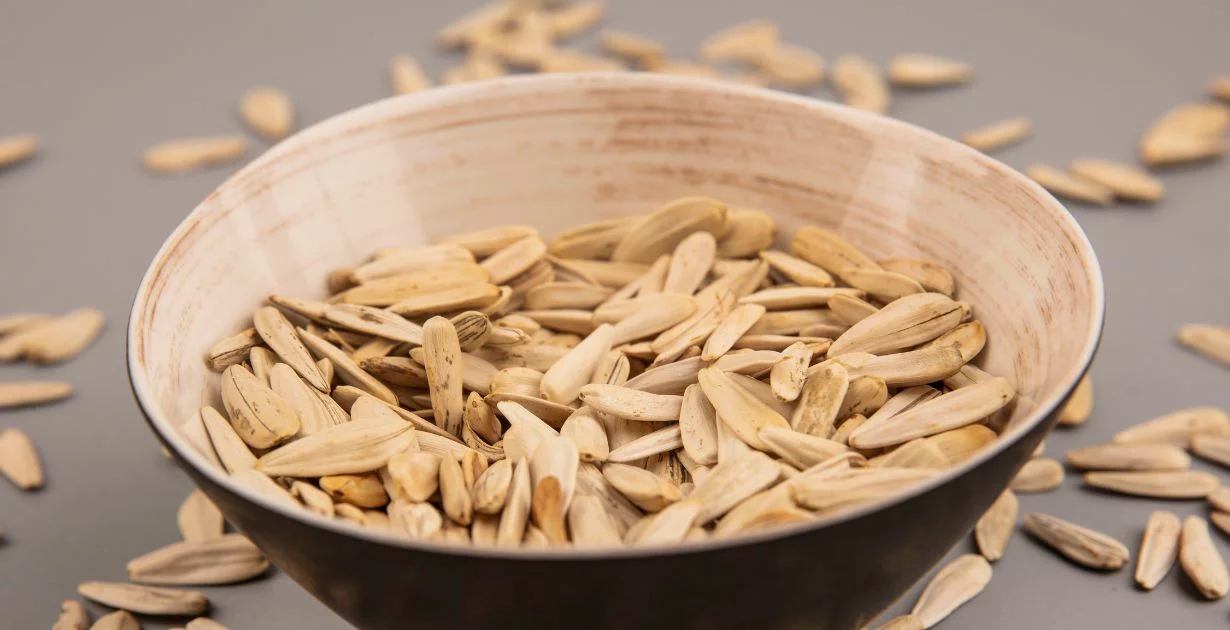 Lahko jih dodate na pico ali v čokoladno torto - prinašamo prav vse o sončničnih semenih