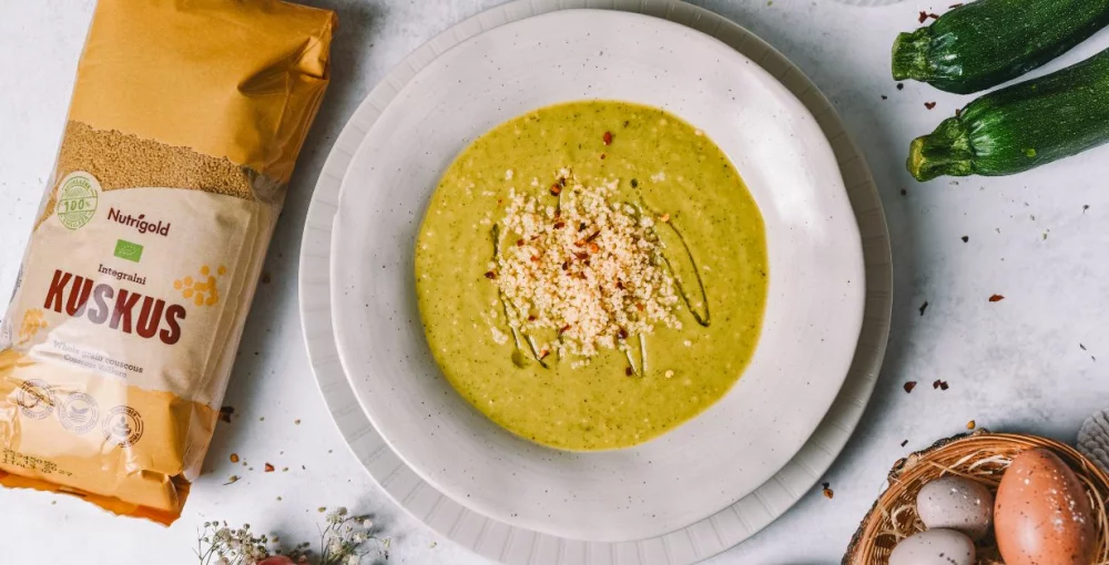 Juha iz bučk s kuskusom navduši z zanimivo teksturo in okusom!