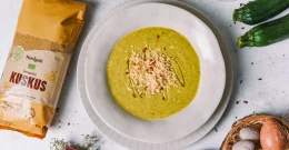 Bučkina juha s kuskusom navdušuje z zanimivo teksturo in okusom!