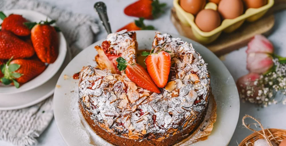 Mandlji, jagode in bela čokolada – v tem kolaču vlada prava čarovnija!