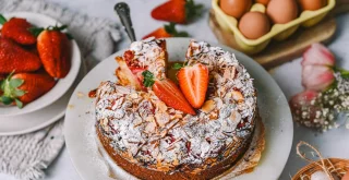 Mandlji, jagode in bela čokolada – v tem kolaču vlada prava čarovnija!