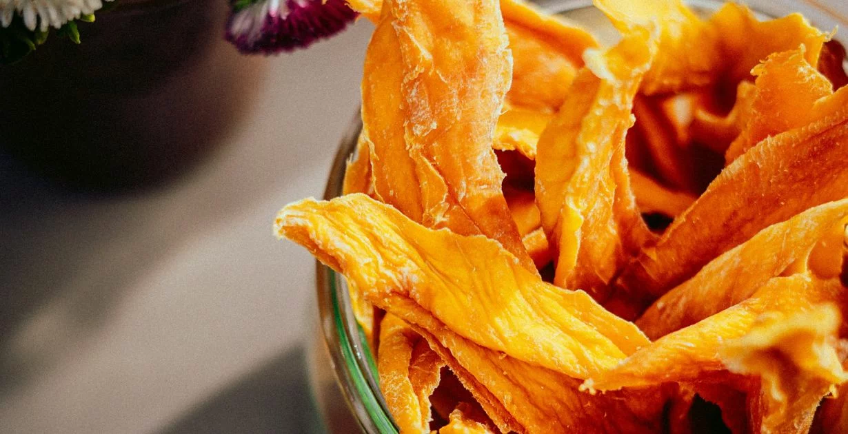 Zakaj vsi (spet) jedo sušeni mango? Poznamo vse razloge, navdušil pa nas je tudi viralni recept