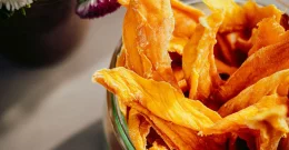 Zakaj vsi (spet) jedo sušeni mango? Poznamo vse razloge, navdušil pa nas je tudi viralni recept