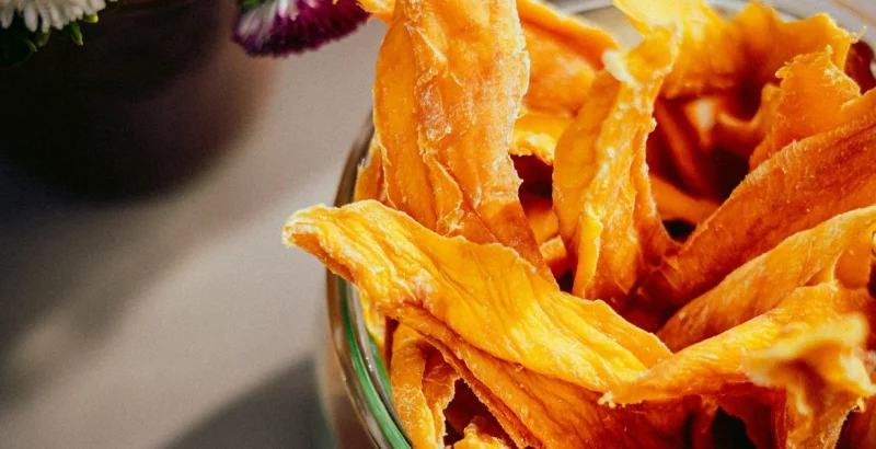 Zakaj vsi (spet) jedo sušeni mango? Poznamo vse razloge, navdušil pa nas je tudi viralni recept