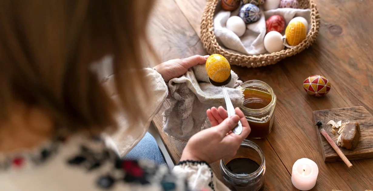 Preizkusili smo naravne metode barvanja jajc – dva načina sta nas popolnoma navdušila!
