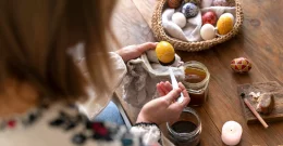 Preizkusili smo naravne metode barvanja jajc – dva načina sta nas popolnoma navdušila!