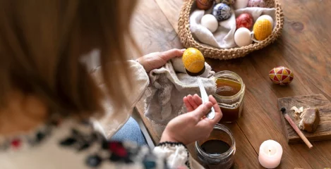 Preizkusili smo naravne metode barvanja jajc – dva načina sta nas popolnoma navdušila!