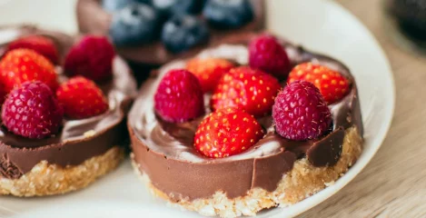 Ostalo vam je kaj sestavin od praznikov? Idealna priložnost za bolj zdrave, hitre sladice brez peke!