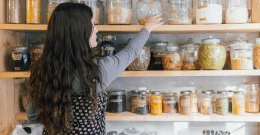 Še niste opravili spomladanskega čiščenja? 5 korakov, ki jih profesionalci postavljajo na prvo mesto