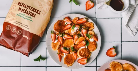 Mini palačinke z jagodami (brez glutena)