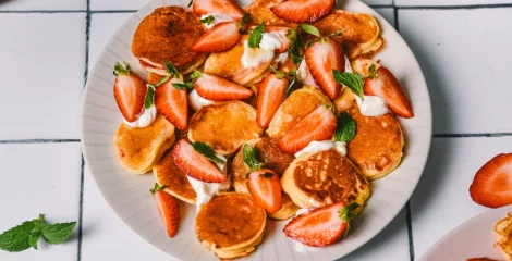 Mini palačinke z jagodami brez glutena
