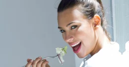 Kaj jesti v 20., 30. in 40. letih za več energije, boljše razpoloženje in večjo zbranost?