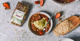 Jagodni crumble je naš favorit, ki izgine v trenutku!