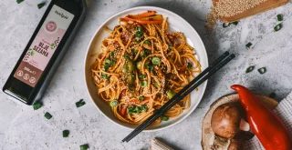 Stir fry z zelenjavo in rezanci