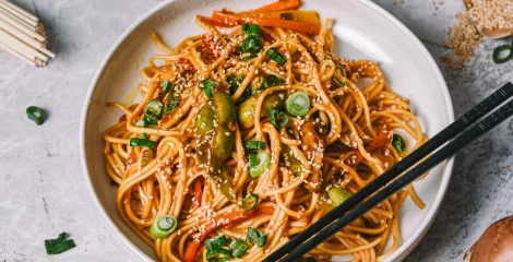 Stir fry z zelenjavo in rezanci