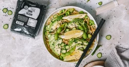 Udon rezanci z avokadom in črnim sezamom