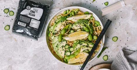 Udon rezanci z avokadom in črnim sezamom
